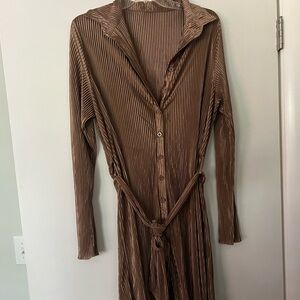 Long sleeve brown dress with tie!